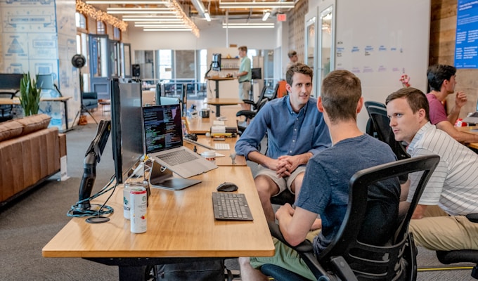 Moment de célébration professionnelle pour création d'entreprise
